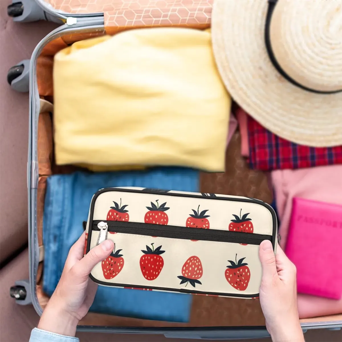 Travel Toiletry Bag for Women Men Strawberries Prints Hanging Cosmetic Bag Waterproof Makeup Bag for Shaving Makeup Toothbrush & Travel Essentials