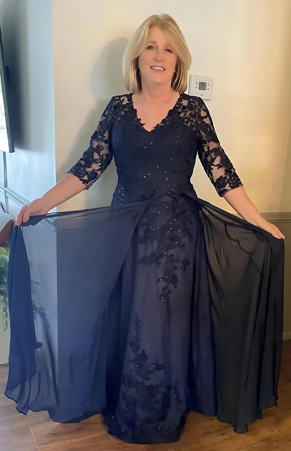 Women Appliques Lace Mother of The Bride Dresses for Wedding Elegant V Neck 3/4 Sleeves Formal Evening Gown